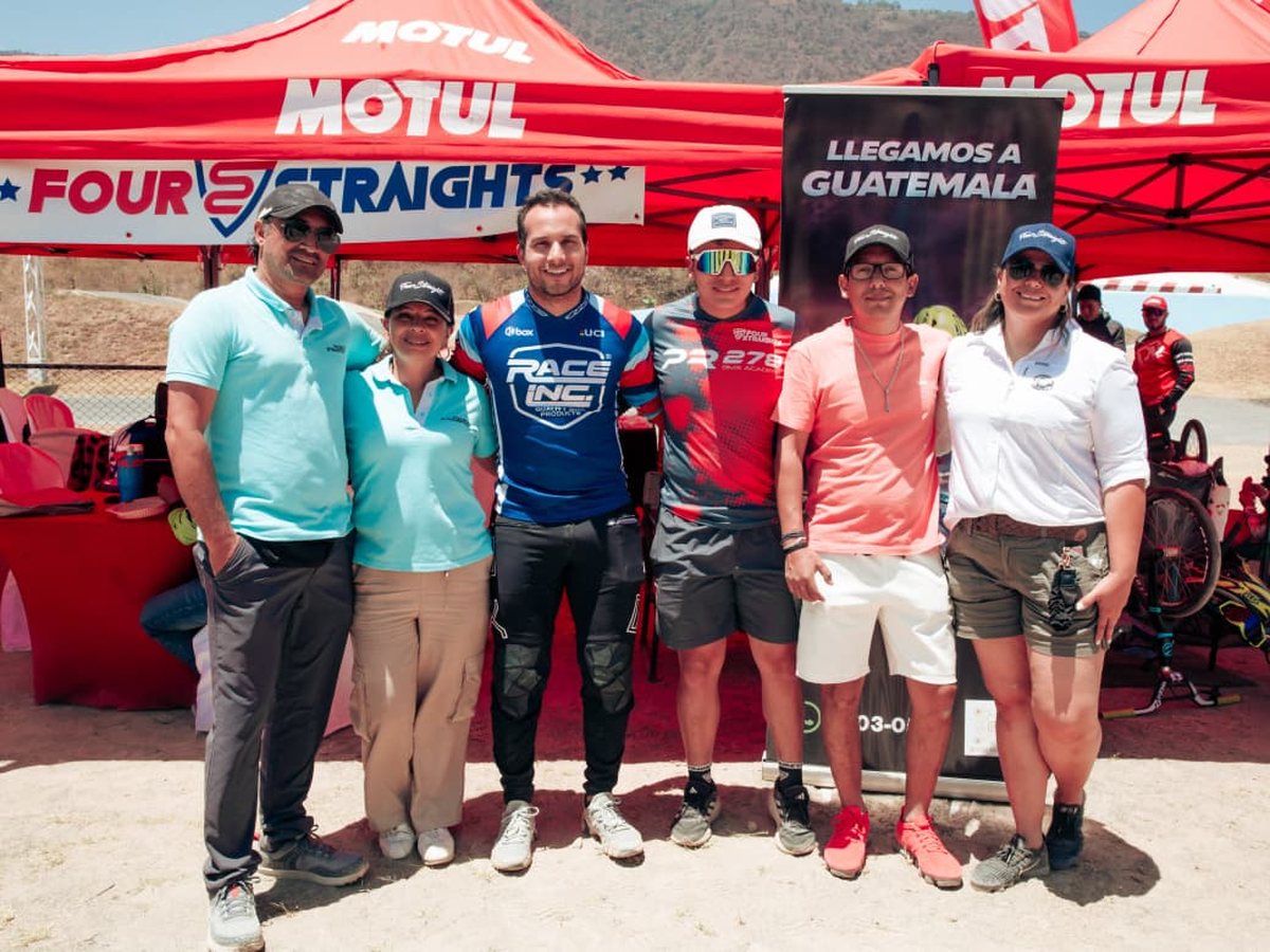 Equipo de Four Straights Guatemala en su carpa durante una competencia de BMX