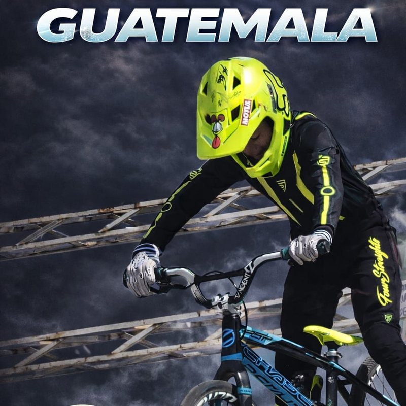 Anuncio de la llegada de Four Straights a Guatemala con un piloto de BMX