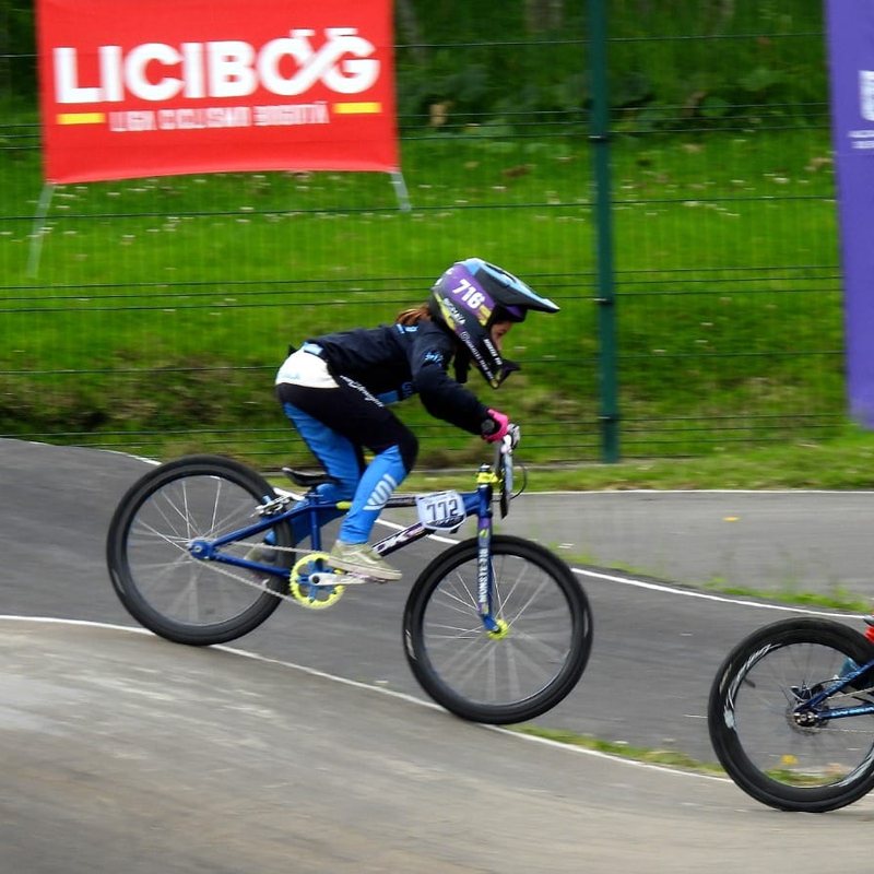 Dos pilotos de BMX disputando una manga en el circuito
