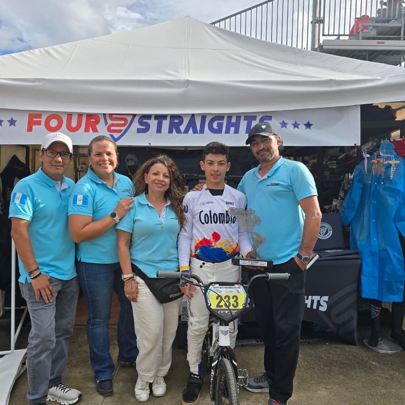 Carpa de Four Straights con el equipo durante una fecha de competencia