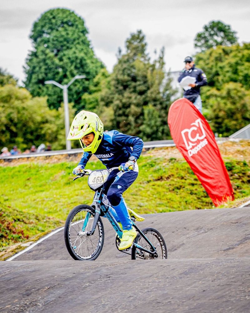 Piloto con indumentaria Four Straights en una competencia de BMX Race