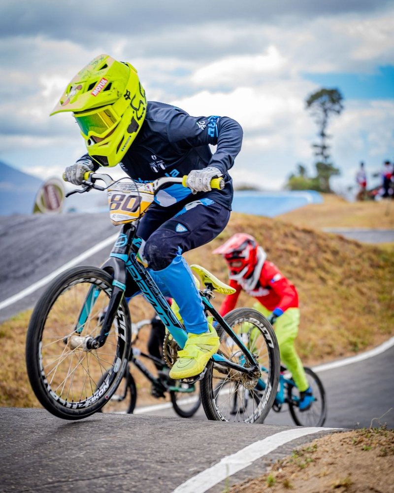 Piloto con indumentaria Four Straights en una competencia de BMX Race