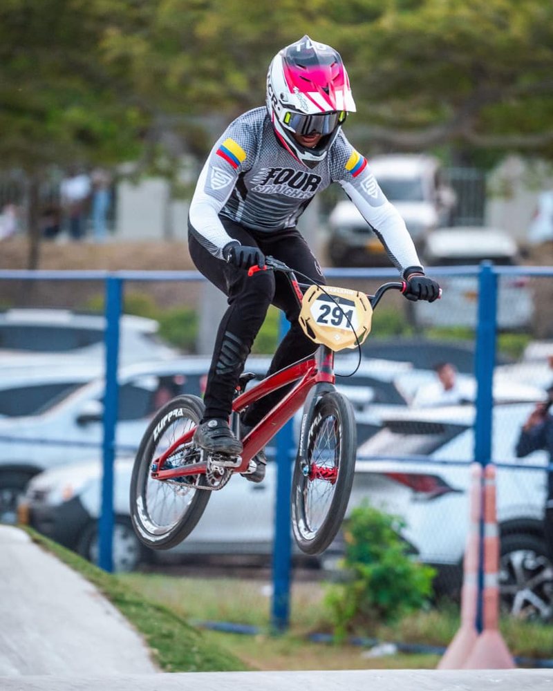 Piloto con indumentaria Four Straights en una competencia de BMX Race