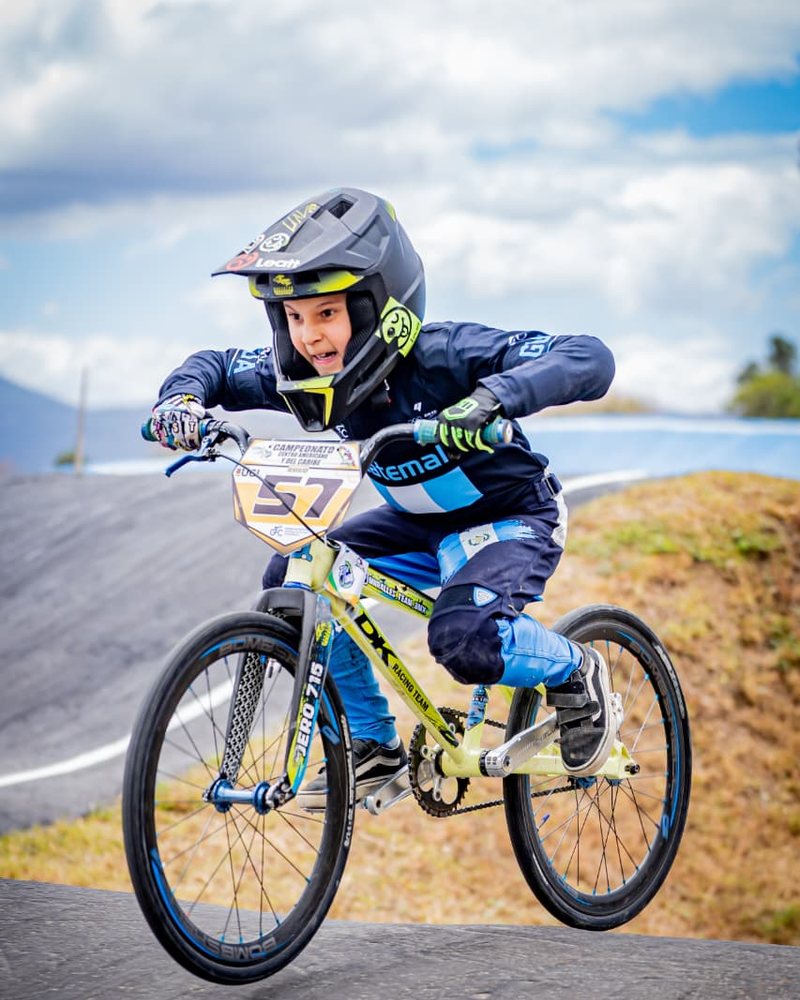 Piloto con indumentaria Four Straights en una competencia de BMX Race