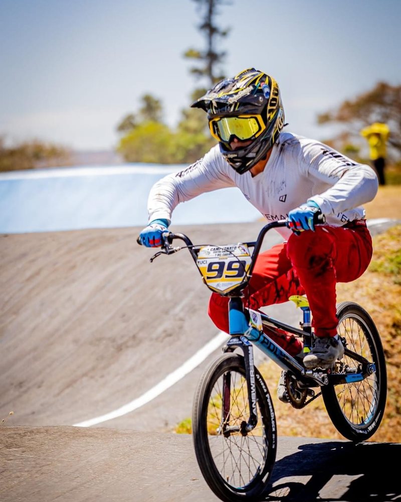 Piloto con indumentaria Four Straights en una competencia de BMX Race