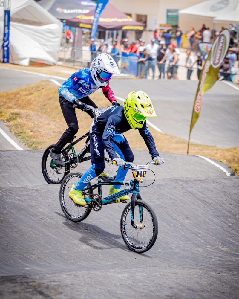 Piloto con indumentaria Four Straights en una competencia de BMX Race